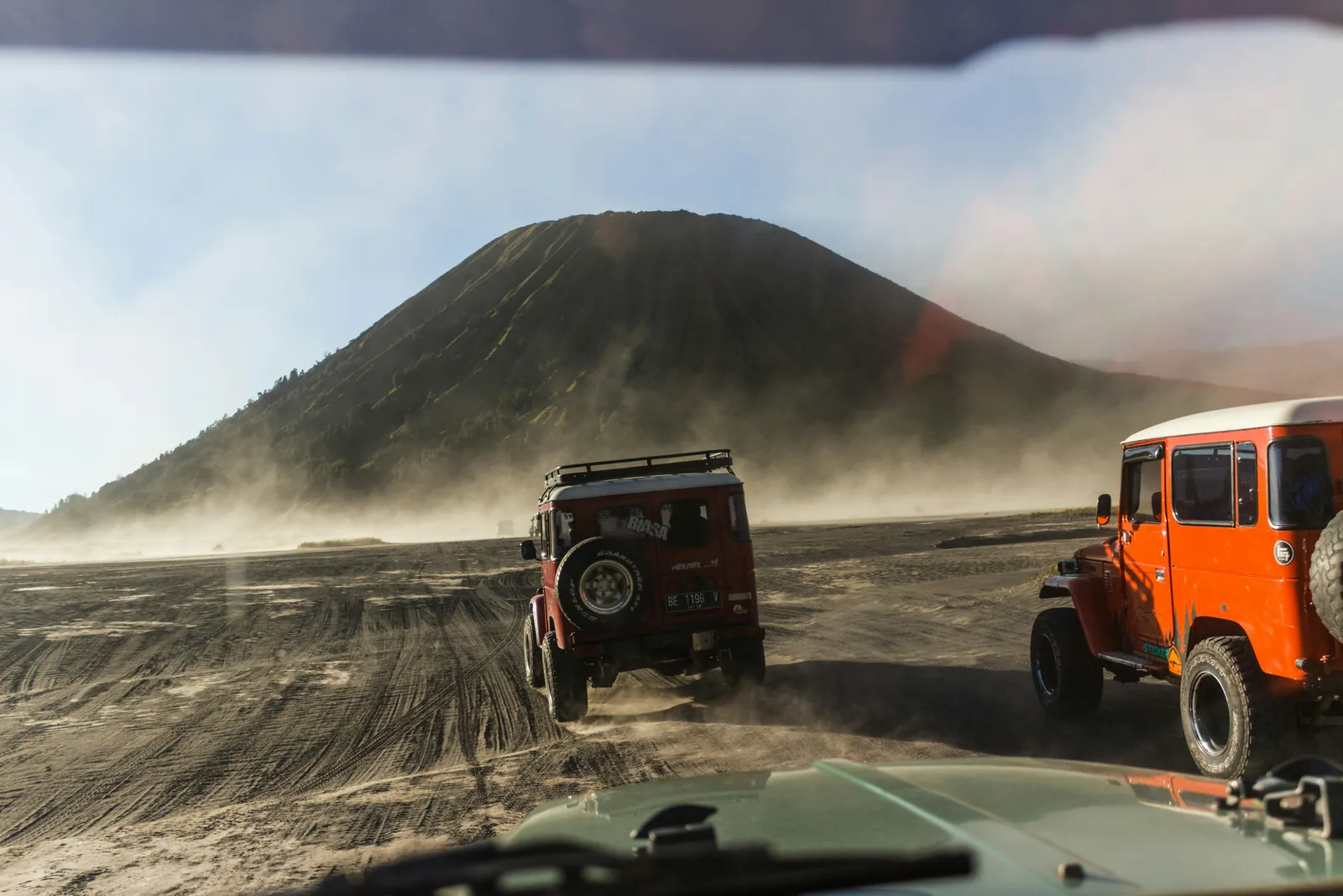 Jeep wisata melintasi lautan pasir dalam paket wisata Bromo dari Surabaya