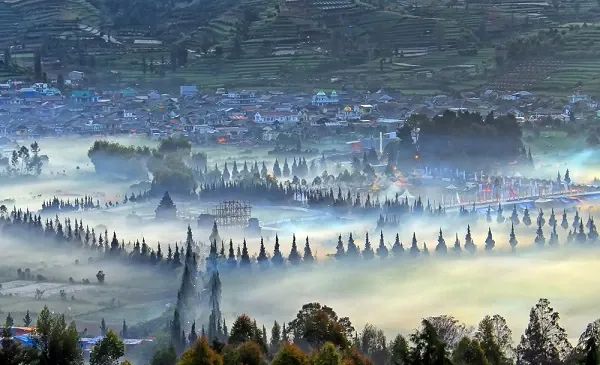 Pemandangan berkabut Dataran Tinggi Dieng dalam paket wisata dari Surabaya