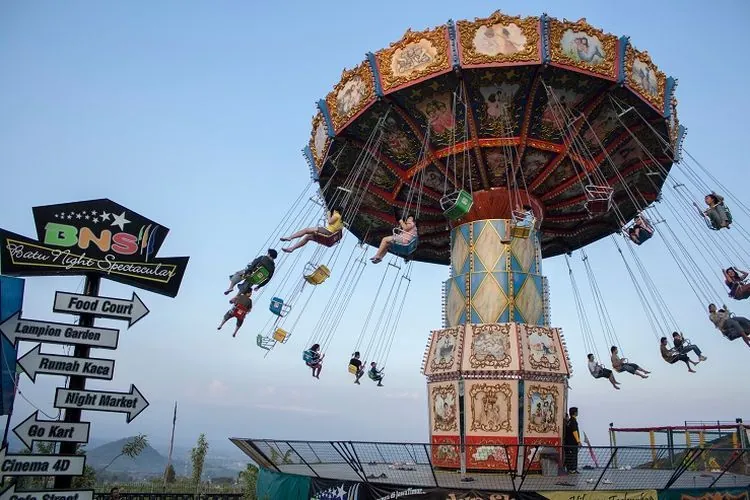 Wahana keluarga di Batu Night Spectacular dalam paket wisata Malang Batu dari Surabaya